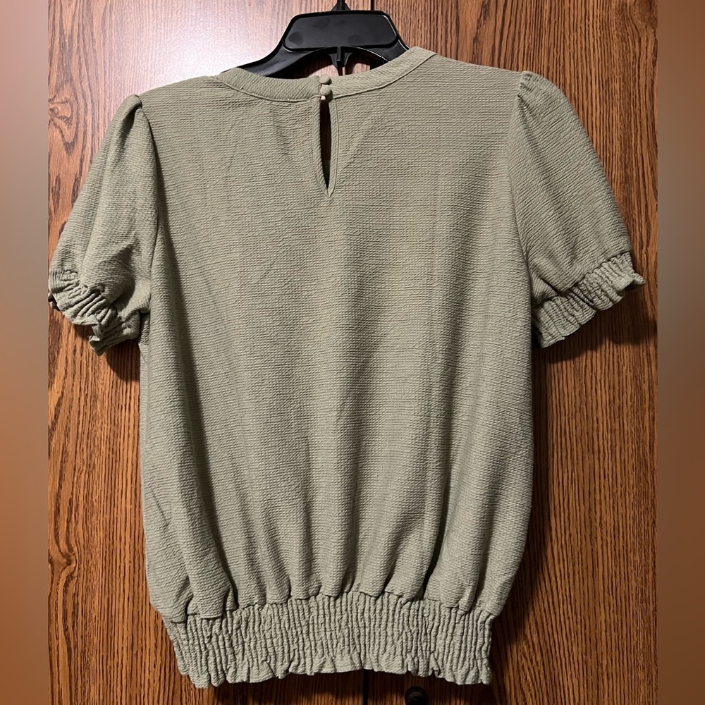 Light olive top blouse women’s size S NWT - Picture 3 of 3